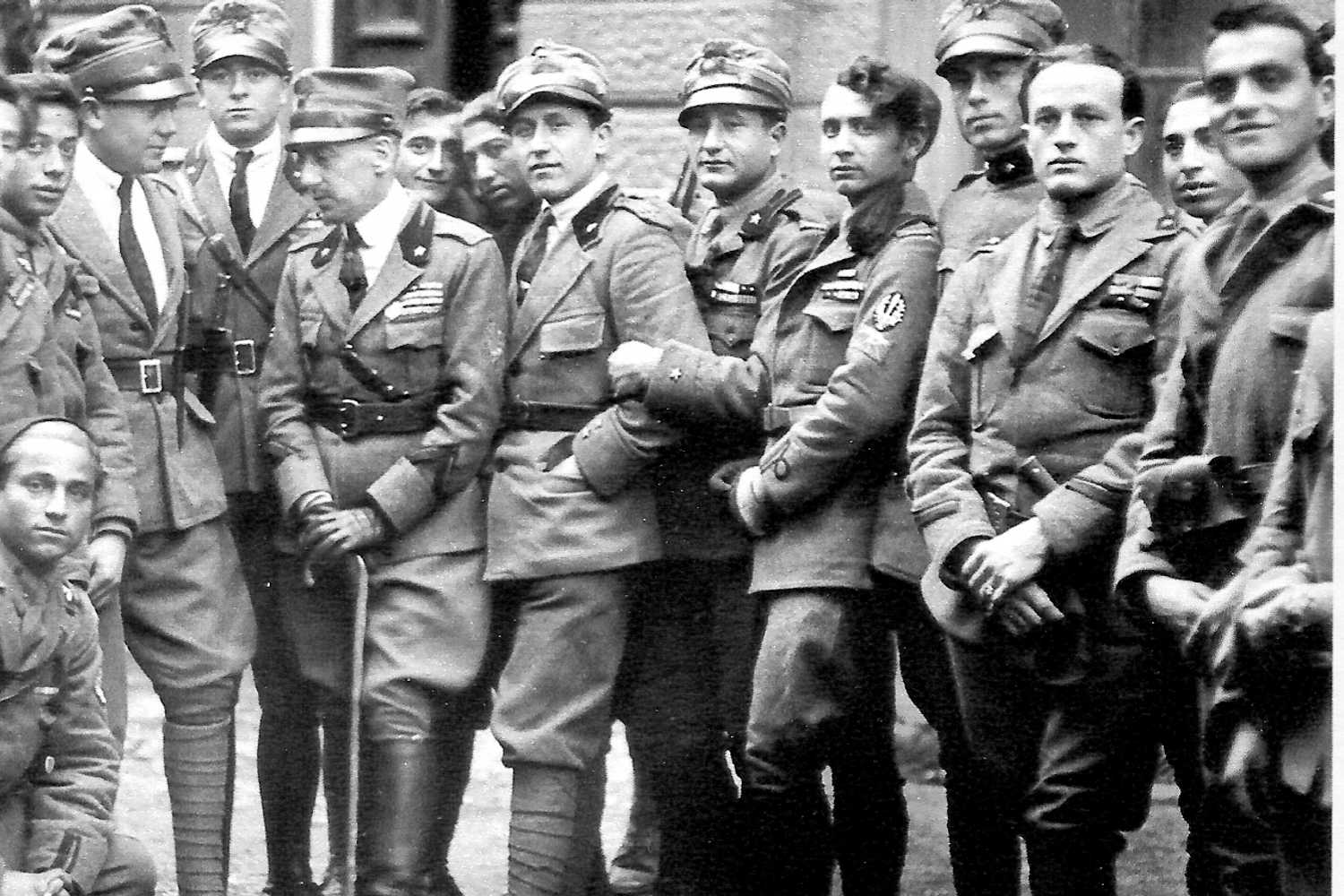 Gabriele D'Annunzio (in der Mitte mit Stock) 1919 mit Legionären des „Arditi-Korps“ in Fiume.