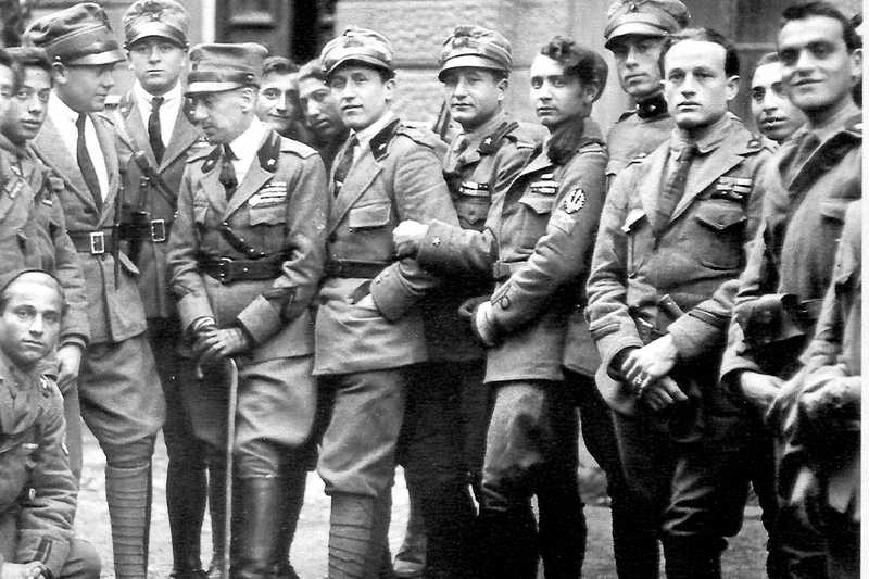 Gabriele D'Annunzio (in der Mitte mit Stock) 1919 mit Legionären des „Arditi-Korps“ in Fiume.