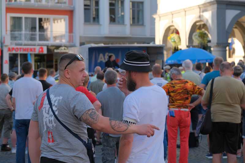 Der Domstädter Hendrik Heinrich (links im Shirt der NS-Kampfsportmarke „Kampf der Nibelungen“) am 8. September 2023 bei einer Kundgebung der AfD in Paderborn.
