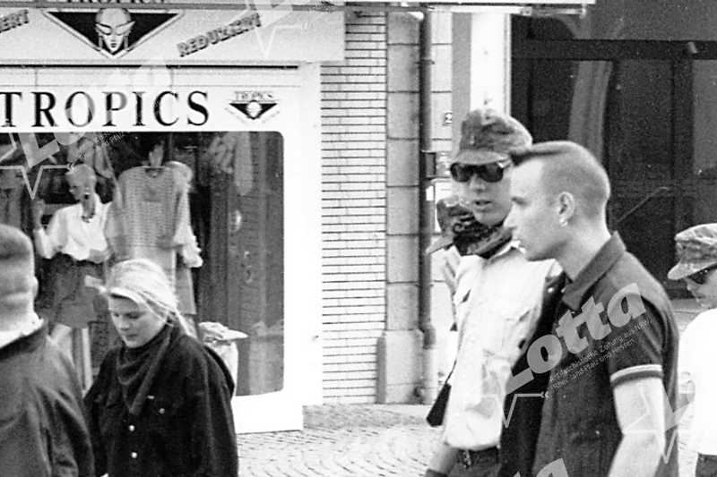 Frank S. (rechts) als Teilnehmer des Rudolf-Hess-Marsches in Fulda 1993
