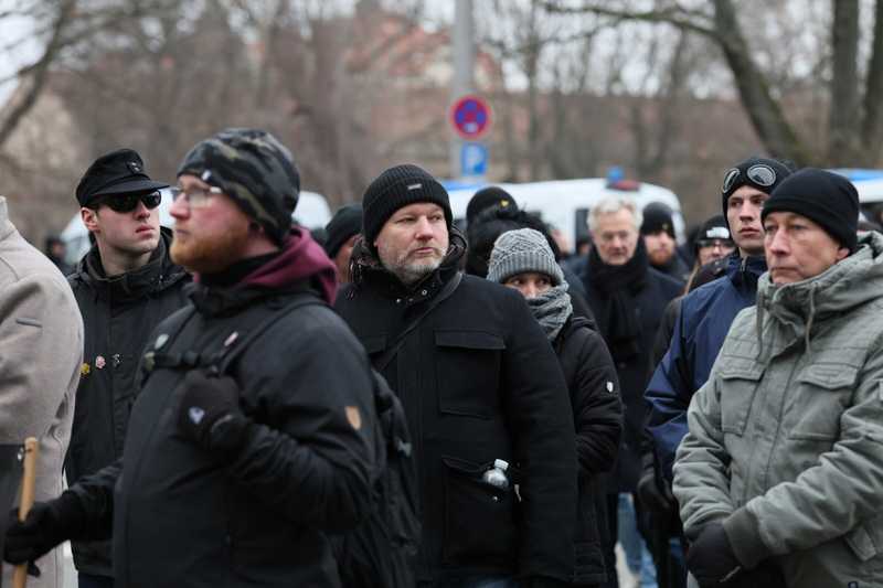 Auskunftsfreudig vor Gericht: Malte Redeker (Bildmitte) beim neonazistischen Trauermarsch am 14. Februar 2026 in Dresden.