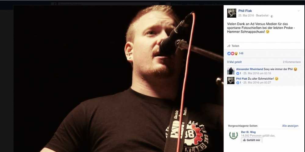 Philipp Neumann von "Flak" in einem T-Shirt der "Hammerskins". Screenshot von Facebook.
