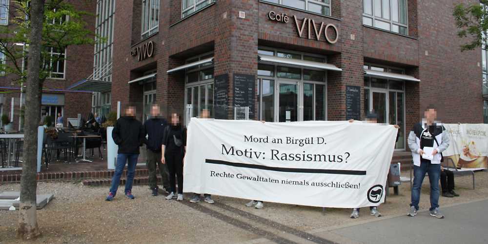 Aktion der Gruppe Creme Critique am 21. Mai 2017 vor dem Cafe Vivo