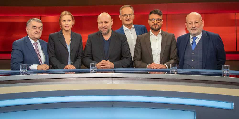 Politikwissenschaftlerin Dorothee Dienstbühl steht NRW-Innenminister Reul (l.) medienwirksam zur Seite. Hier am 25. November 2019 bei „Hart aber fair".