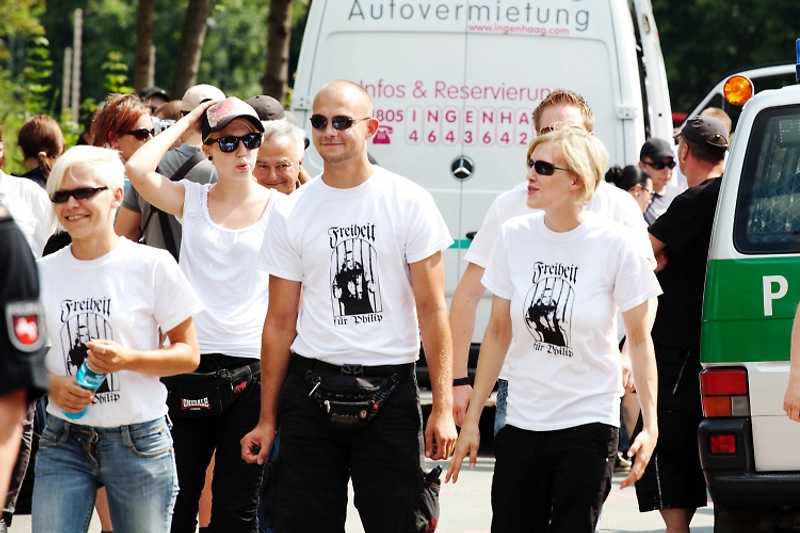 „Bruderschaft Hessen“ mit Solishirts bei einem Aufmarsch in Bad Nenndorf.