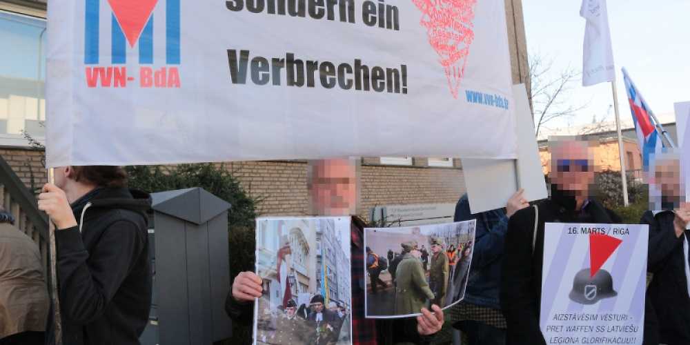 Protestaktion der VVN/BdA vor dem lettischen Konsulat in Düsseldorf