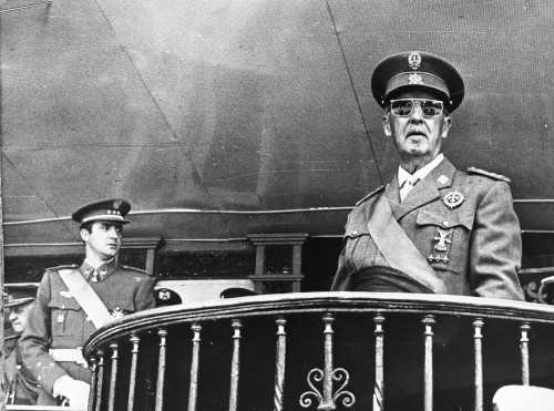 Diktator Franco (rechts) und Prinz Juan Carlos de Borbón (links) am 5. Juni 1969 während der Parade zum 30. Jahrestag von Francos Sieg im Bürgerkrieg (1936-1939).