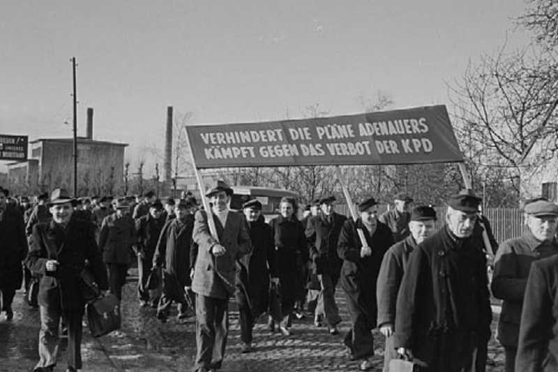 Demonstration gegen das von der Adenauer-Regierung geplante KPD-Verbot 1952 in Leipzig.