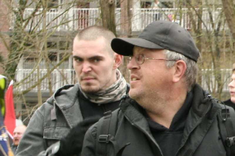Thomas Boutens (links) auf einer NVU-Demonstration am 21. März 2011 im niederländischen Ede.