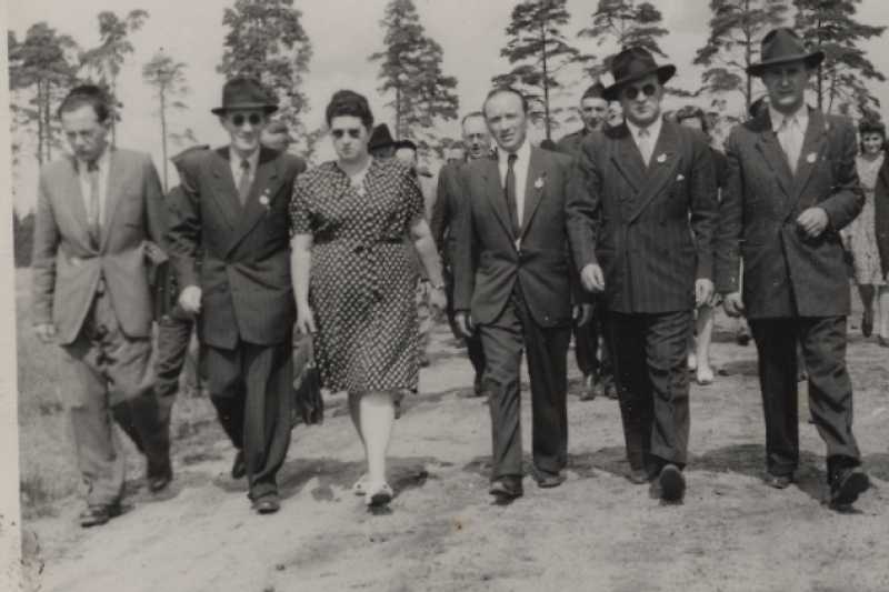 Mitglieder des Zentralkomitees der befreiten Juden der britischen Zone in Bergen-Belsen 1947. 5. v. .l Norbert Wollheim.