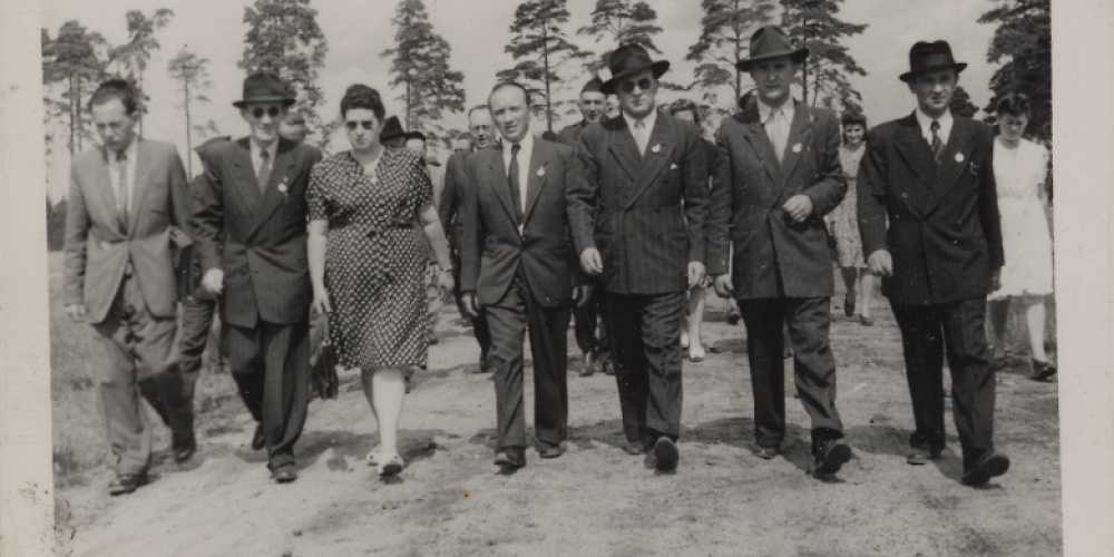 Mitglieder des Zentralkomitees der befreiten Juden der britischen Zone in Bergen-Belsen 1947. 5. v. .l Norbert Wollheim.