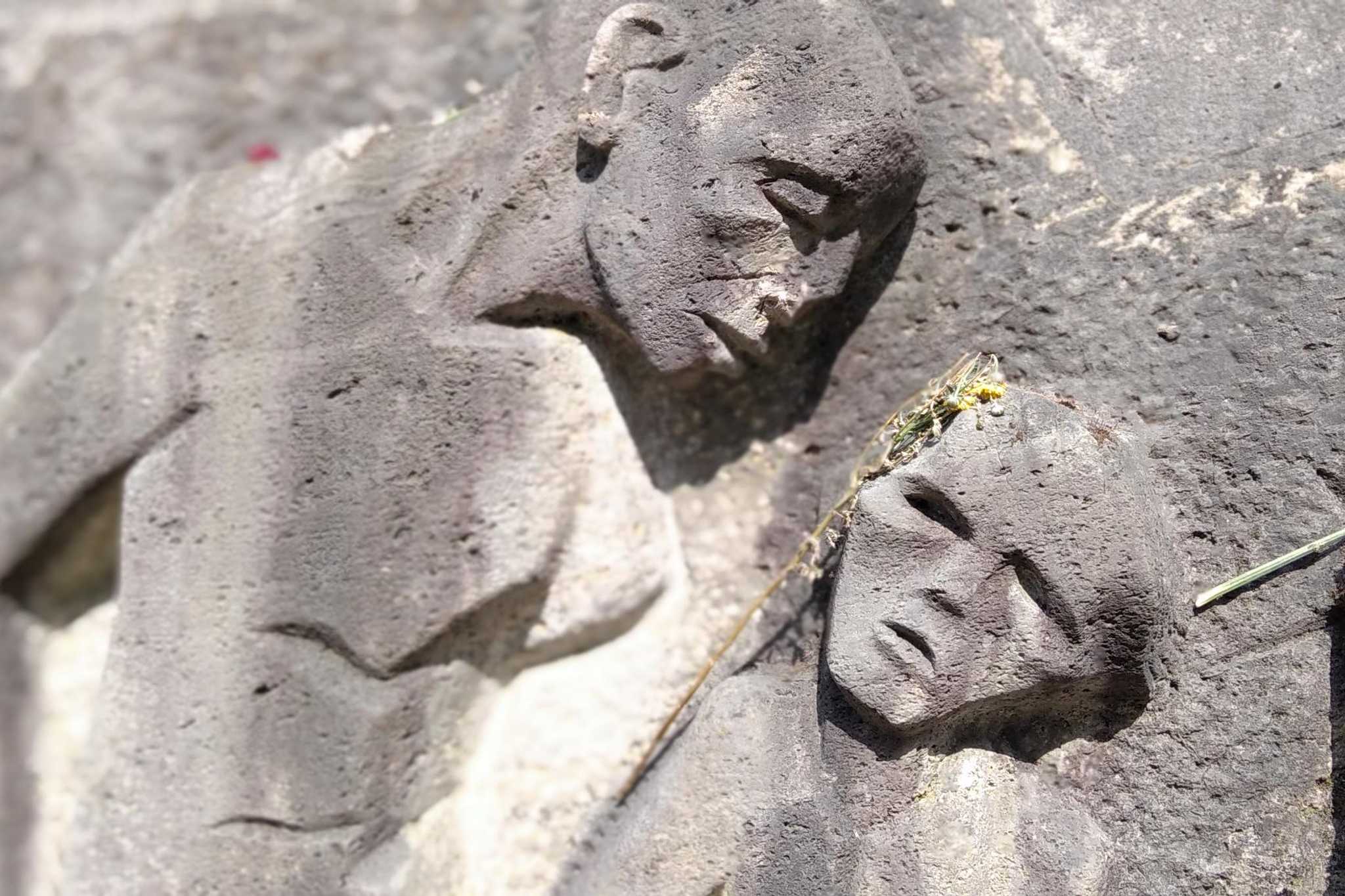 Das Mahnmal in der Bittermark erinnert an die um Ostern 1945 von den Nazis ermordeten  Zwangsarbeiter_innen und antifaschistischen Widerstandskämpfer_innen.