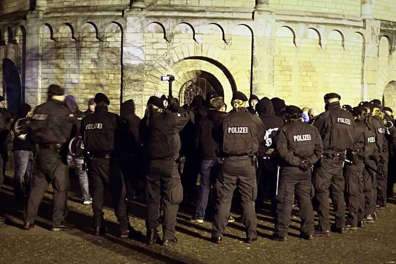 Polizei kesselt die Angreifer aus dem HoGeSa-Spektrum