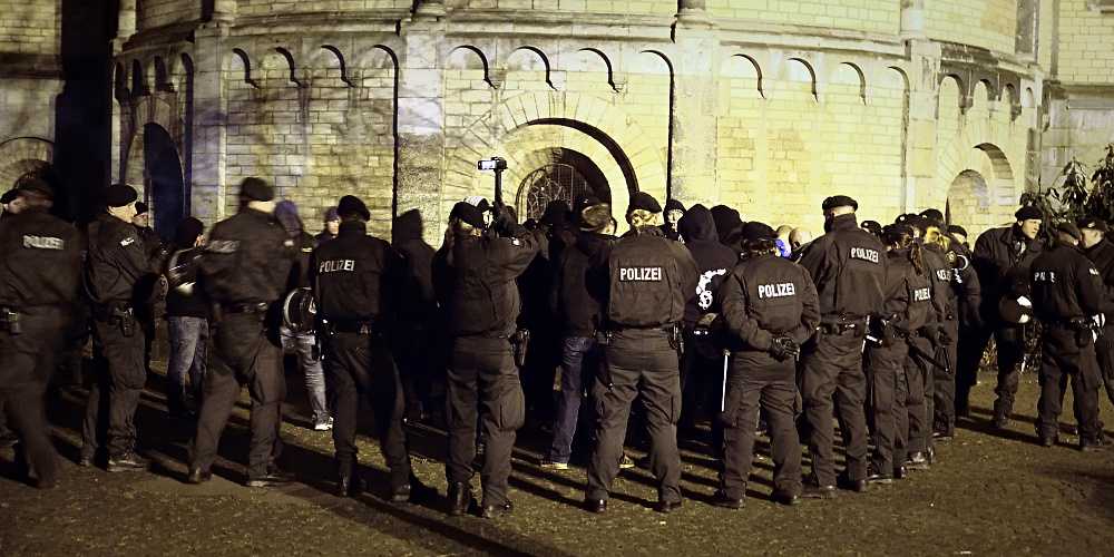 Polizei kesselt die Angreifer aus dem HoGeSa-Spektrum