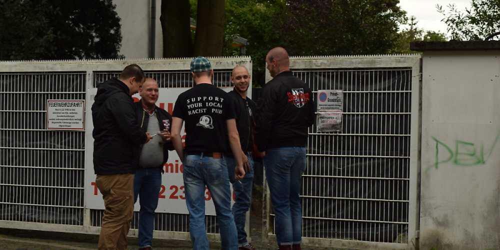 Neonazis vor der Toreinfahrt zum „Zuchthaus“ am 17. August 2019 in Hamm.