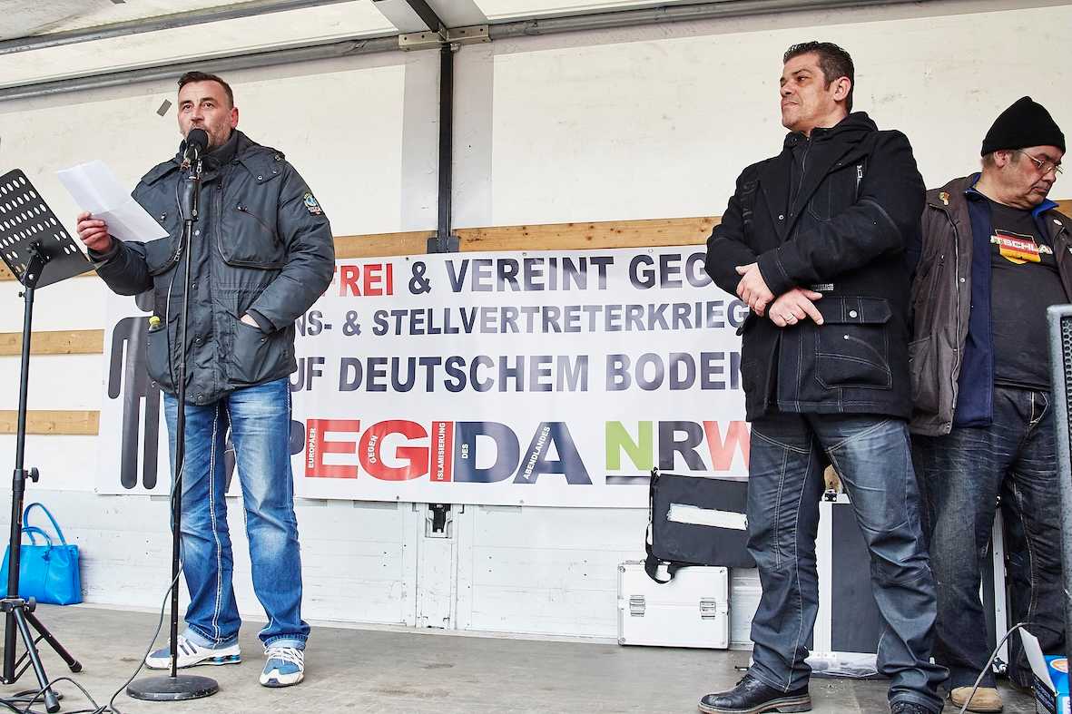 PEGIDA-Initiator Lutz Bachmann (links) bei der Auftaktkundgebung einer wegen Ausschreitungen von der Polizei abgebrochenen Demonstration am 14. März 2015 in Wuppertal.