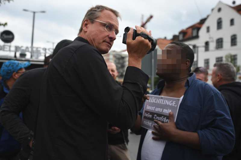 2019, München-Pasing: Stürzenberger versucht, mit Kamera in der Hand, dem Protest gegen eine AfD-Kundgebung auf die Pelle zu rücken.